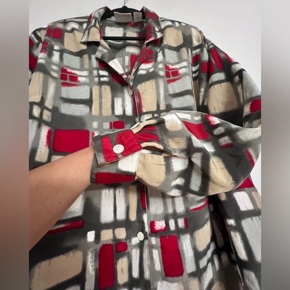 5/$15 Geometric Print Top. Pit to pit=26.5” - Picture 3 of 5